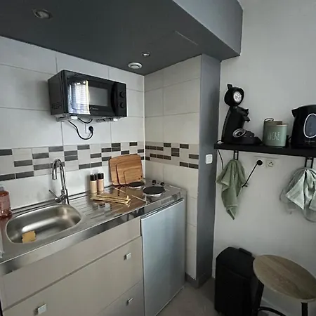 Au Bord Du D'elancourt Village Apartment *