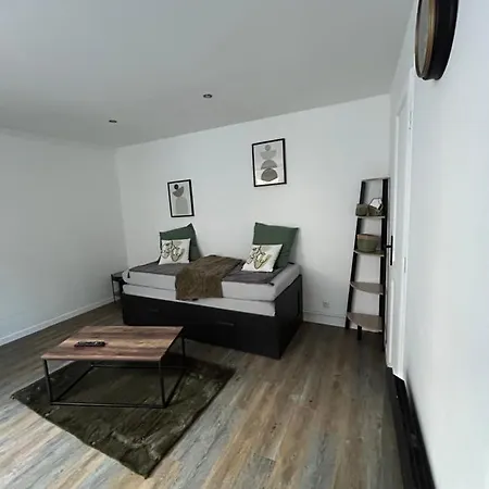Apartment Au Bord Du D'elancourt Village