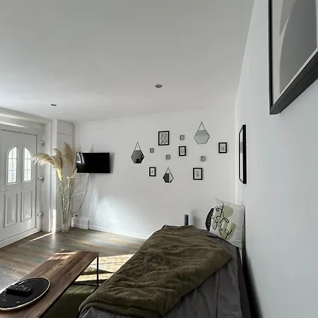 Au Bord Du D'elancourt Village Apartment Elancourt